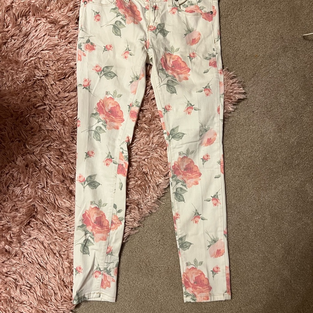 Free People Skinny Jeans - 27
Fit like 25 - L🩷VE Shack Floral Style